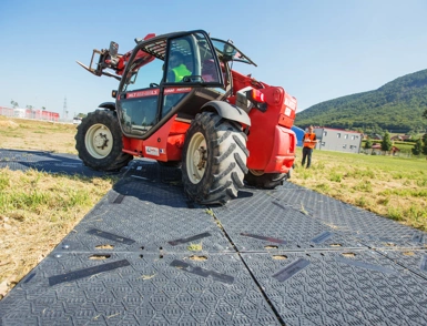 GAPISOMAT Track Mat with rubber tyres forklift on it