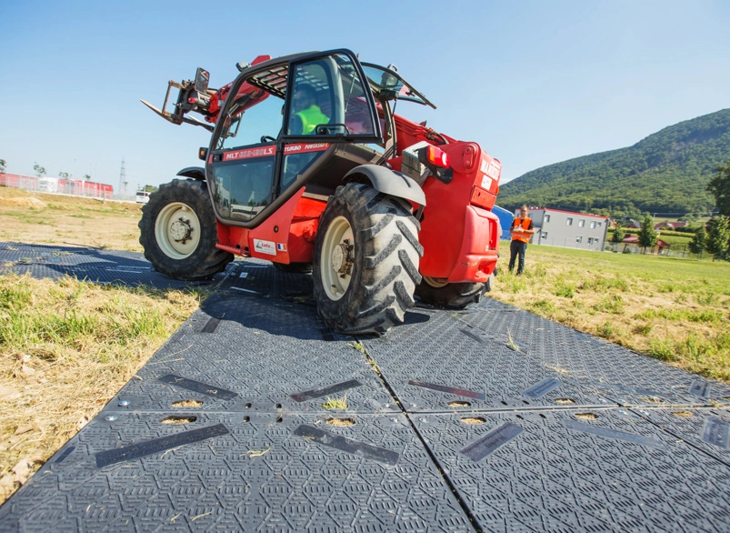 GAPISOMAT Track Mat with rubber tyres forklift on it