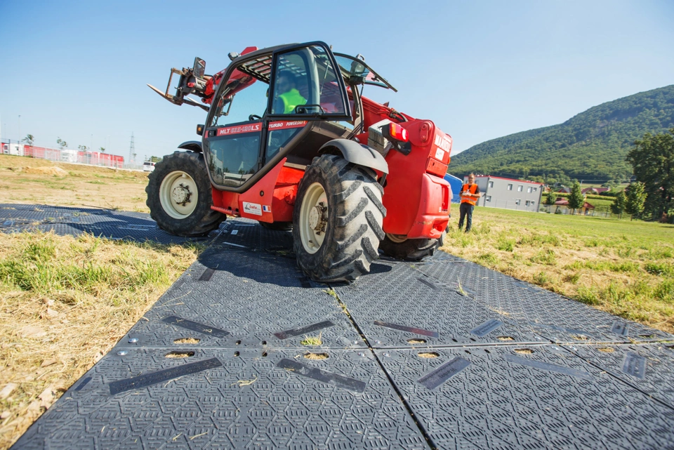GAPISOMAT Track Mat with rubber tyres forklift on it